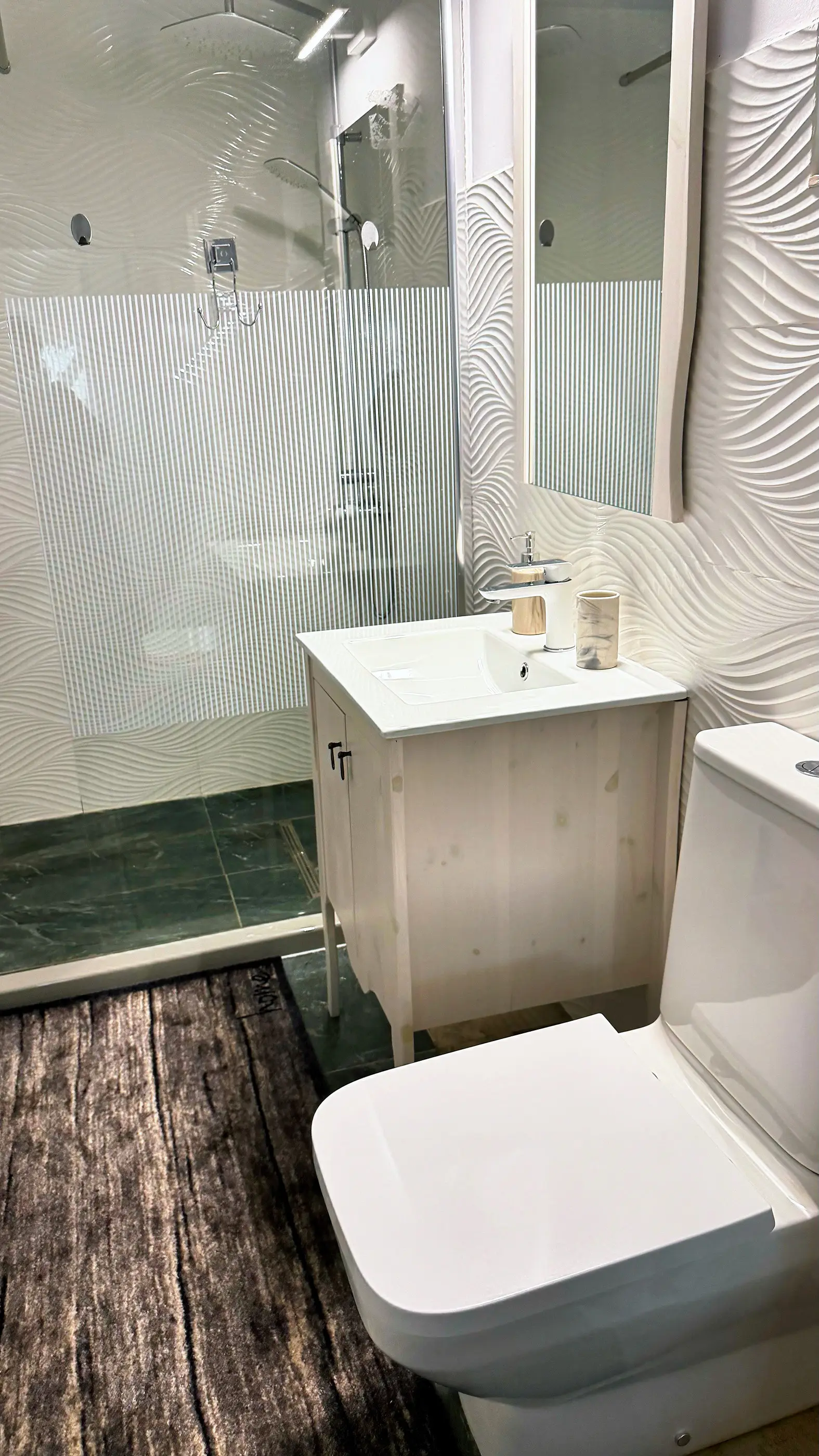 Baie modernă cu duș walk-in și lavoar