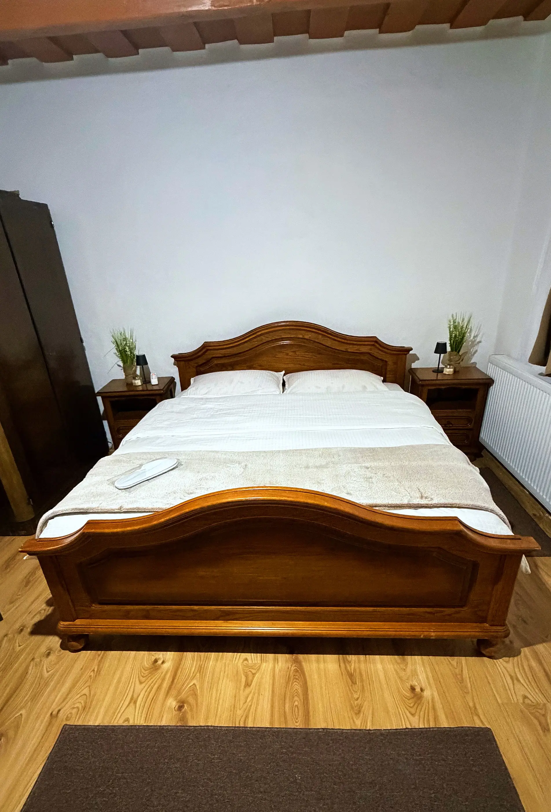 Dormitor cu pat dublu din lemn sculptat și noptiere